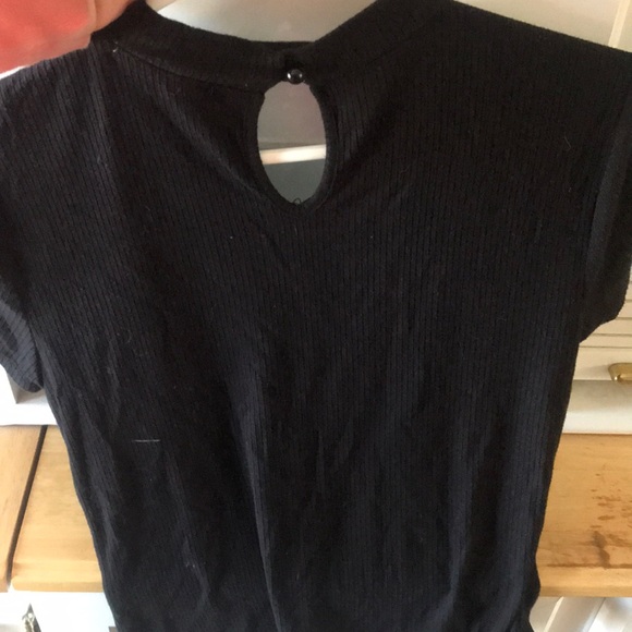 Longer but cropped shirt - Picture 2 of 8